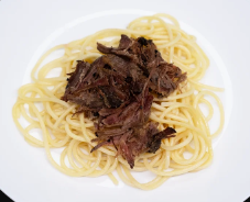 Спагетті з рваною яловичиною